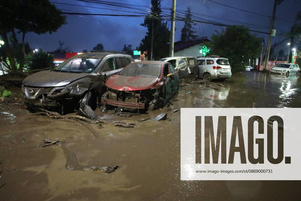 Santiago, October 8, 2026: A mudslide is affecting the area from San Carlos de Apoquindo to Los Dominicos in the Las Condes district, causing widespread damage and sweeping away vehicles and people. Jonnathan Oyarzun Aton Chile, Santiago, Chile Aton 1198019