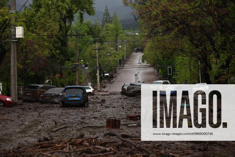 Chile declares yellow alert for Santiago region over heavy rainfall SANTIAGO, CHILE - OCTOBER 8: A barrage of water, mud and stones descended this Thursday afternoon through the San Carlos de Apoquindo sector, a sector in the east of Santiago, and swept away cars and public transport vehicles, in Santiago, Chile, on Thursday, October 8, 2026. Chilean authorities declared a yellow alert for the Santiago Metropolitan Region on Tuesday due to intense rainfall, flooding and the activation of ravines, according to the National Service for Disaster Prevention and Response (SENAPRED). Lucas Aguayo Araos Anadolu Santiago Chile. Editorial use only. Please get in touch for any other usage.