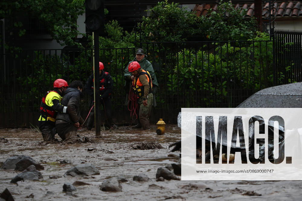 Chile declares yellow alert for Santiago region over heavy rainfall SANTIAGO, CHILE - OCTOBER 8: A barrage of water, mud and stones descended this Thursday afternoon through the San Carlos de Apoquindo sector, a sector in the east of Santiago, and swept away cars and public transport vehicles, in Santiago, Chile, on Thursday, October 8, 2026. Chilean authorities declared a yellow alert for the Santiago Metropolitan Region on Tuesday due to intense rainfall, flooding and the activation of ravines, according to the National Service for Disaster Prevention and Response (SENAPRED). Lucas Aguayo Araos Anadolu Santiago Chile. Editorial use only. Please get in touch for any other usage.