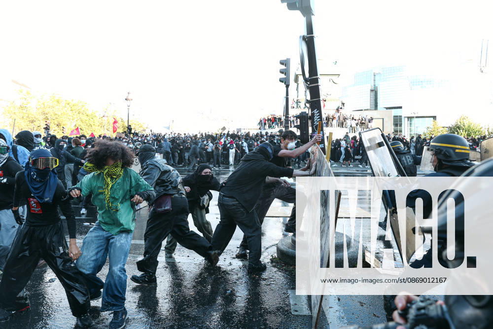 High School And University Student Protest - Paris Protesters are taking cover behind a barricade, during a nationwide youth demonstration. Nationwide mobilization by high school and university students calling for better teaching and study conditions, increased funding and staffing, an end to overcrowded classrooms and deteriorating infrastructure, and improved access to education, amidst concerns over social inequalities and student financial insecurity in Paris, France, October 8, 2026. Photo by Christophe Michel ABACAPRESS.COM Paris ILE DE FRANCE France