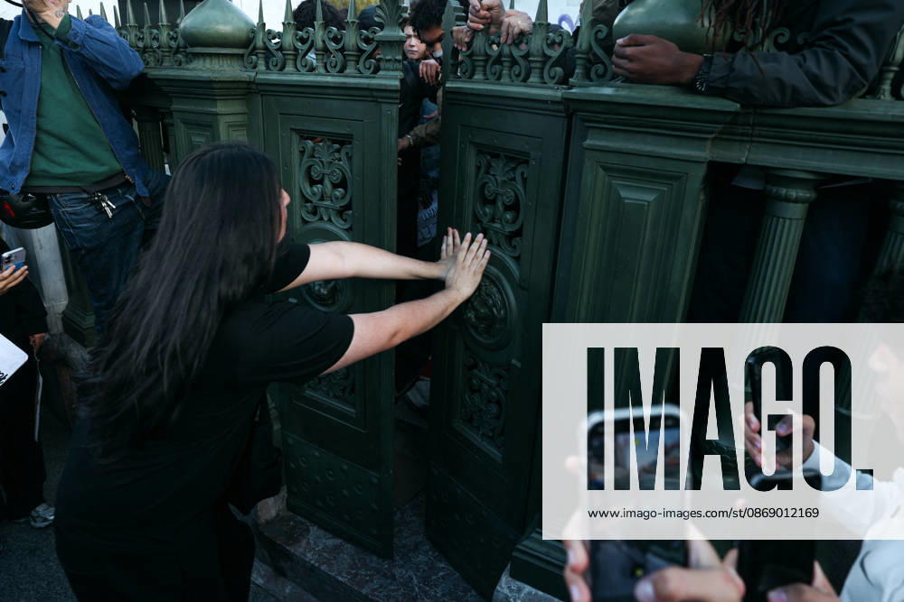 High School And University Student Protest - Paris A student forces the gate to access the July Column at the Place de la Bastille, during a nationwide youth demonstration. Nationwide mobilization by high school and university students calling for better teaching and study conditions, increased funding and staffing, an end to overcrowded classrooms and deteriorating infrastructure, and improved access to education, amidst concerns over social inequalities and student financial insecurity in Paris, France, October 8, 2026. Photo by Christophe Michel ABACAPRESS.COM Paris ILE DE FRANCE France