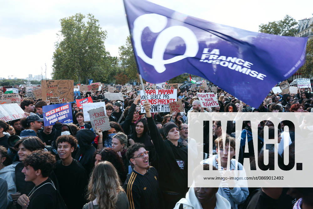 High School And University Student Protest - Paris A crowd of protesters gathers at Place de la Bastille with students holding signs and a la france insoumise flag in support of student youth during a nationwide youth demonstration. Nationwide mobilization by high school and university students calling for better teaching and study conditions, increased funding and staffing, an end to overcrowded classrooms and deteriorating infrastructure, and improved access to education, amidst concerns over social inequalities and student financial insecurity in Paris, France, October 8, 2026. Photo by Christophe Michel ABACAPRESS.COM Paris ILE DE FRANCE France