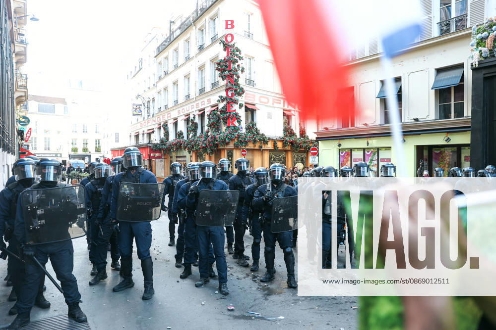 High School And University Student Protest - Paris A CRS riot police squad is preparing to charge to disperse the protesters, during a nationwide youth demonstration. Nationwide mobilization by high school and university students calling for better teaching and study conditions, increased funding and staffing, an end to overcrowded classrooms and deteriorating infrastructure, and improved access to education, amidst concerns over social inequalities and student financial insecurity in Paris, France, October 8, 2026. Photo by Christophe Michel ABACAPRESS.COM Paris ILE DE FRANCE France