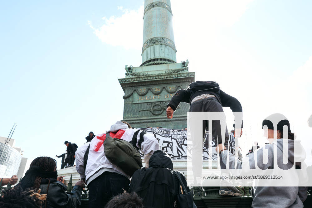 High School And University Student Protest - Paris A group of young protesters is climbing the railings to access the July Column in the Place de la Bastille. Nationwide mobilization by high school and university students calling for better teaching and study conditions, increased funding and staffing, an end to overcrowded classrooms and deteriorating infrastructure, and improved access to education, amidst concerns over social inequalities and student financial insecurity in Paris, France, October 8, 2026. Photo by Christophe Michel ABACAPRESS.COM Paris ILE DE FRANCE France