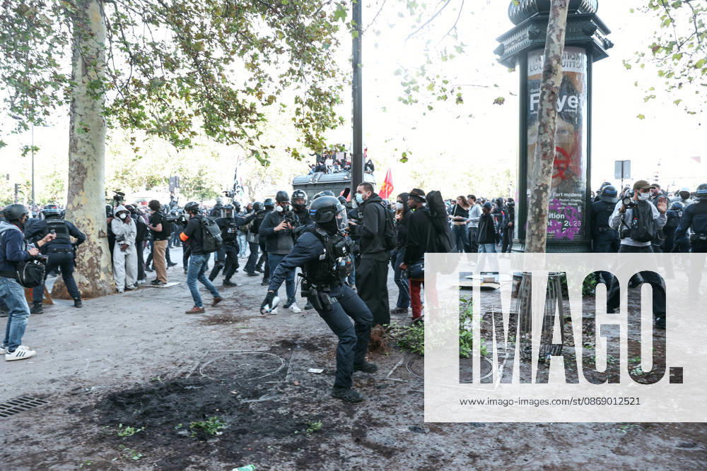 High School And University Student Protest - Paris A CRS officer throwing a tear gas grenade, during a nationwide youth demonstration. Nationwide mobilization by high school and university students calling for better teaching and study conditions, increased funding and staffing, an end to overcrowded classrooms and deteriorating infrastructure, and improved access to education, amidst concerns over social inequalities and student financial insecurity in Paris, France, October 8, 2026. Photo by Christophe Michel ABACAPRESS.COM Paris ILE DE FRANCE France