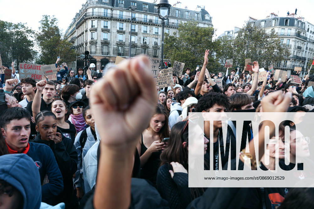 High School And University Student Protest - Paris A crowd of protesters gathers at Place de la Bastille with students holding signs in support of student youth, in the foreground, fists raised to the sky, during a nationwide youth demonstration. Nationwide mobilization by high school and university students calling for better teaching and study conditions, increased funding and staffing, an end to overcrowded classrooms and deteriorating infrastructure, and improved access to education, amidst concerns over social inequalities and student financial insecurity in Paris, France, October 8, 2026. Photo by Christophe Michel ABACAPRESS.COM Paris ILE DE FRANCE France