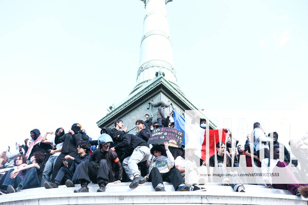 High School And University Student Protest - Paris A group of young protesters with a french flag in front of the July Column in the Place de la Bastille, during a nationwide youth demonstration. Nationwide mobilization by high school and university students calling for better teaching and study conditions, increased funding and staffing, an end to overcrowded classrooms and deteriorating infrastructure, and improved access to education, amidst concerns over social inequalities and student financial insecurity in Paris, France, October 8, 2026. Photo by Christophe Michel ABACAPRESS.COM Paris ILE DE FRANCE France