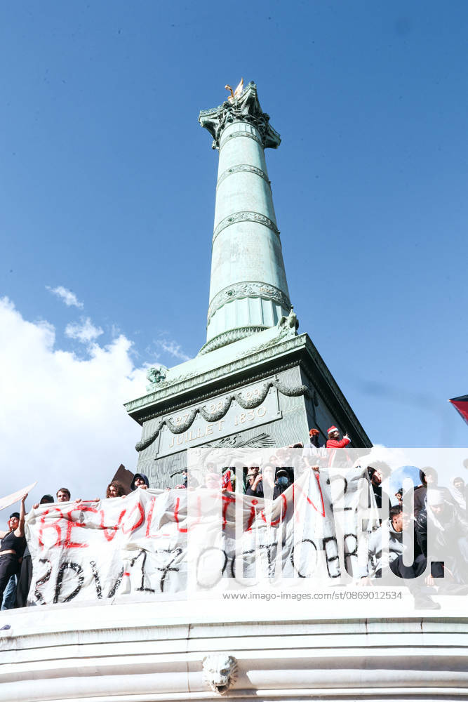 High School And University Student Protest - Paris A group of young protesters holding a banner with the message revolution 2.0 in front of the July Column in the Place de la Bastille, during a nationwide youth demonstration. Nationwide mobilization by high school and university students calling for better teaching and study conditions, increased funding and staffing, an end to overcrowded classrooms and deteriorating infrastructure, and improved access to education, amidst concerns over social inequalities and student financial insecurity in Paris, France, October 8, 2026. Photo by Christophe Michel ABACAPRESS.COM Paris ILE DE FRANCE France