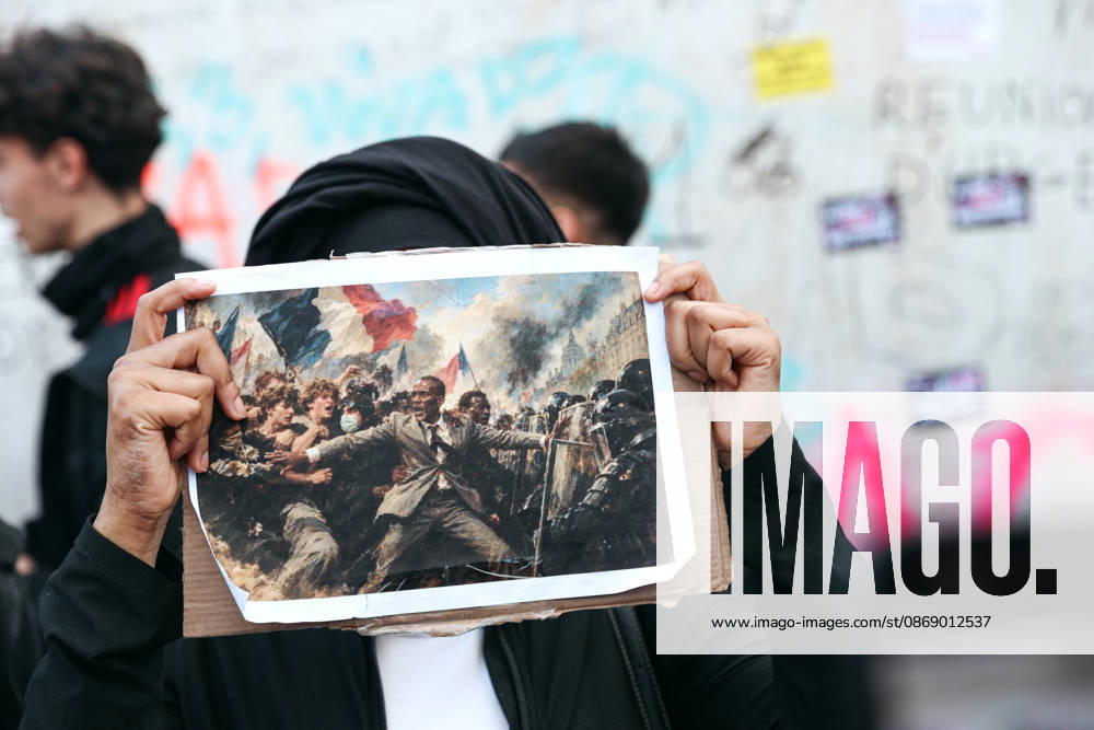 High School And University Student Protest - Paris A protester holds up an illustration depicting the intervention of France Insoumise mayor Bally Bagayoko during the third wave of student protests held this Tuesday, October 6. Nationwide mobilization by high school and university students calling for better teaching and study conditions, increased funding and staffing, an end to overcrowded classrooms and deteriorating infrastructure, and improved access to education, amidst concerns over social inequalities and student financial insecurity in Paris, France, October 8, 2026. Photo by Christophe Michel ABACAPRESS.COM Paris ILE DE FRANCE France