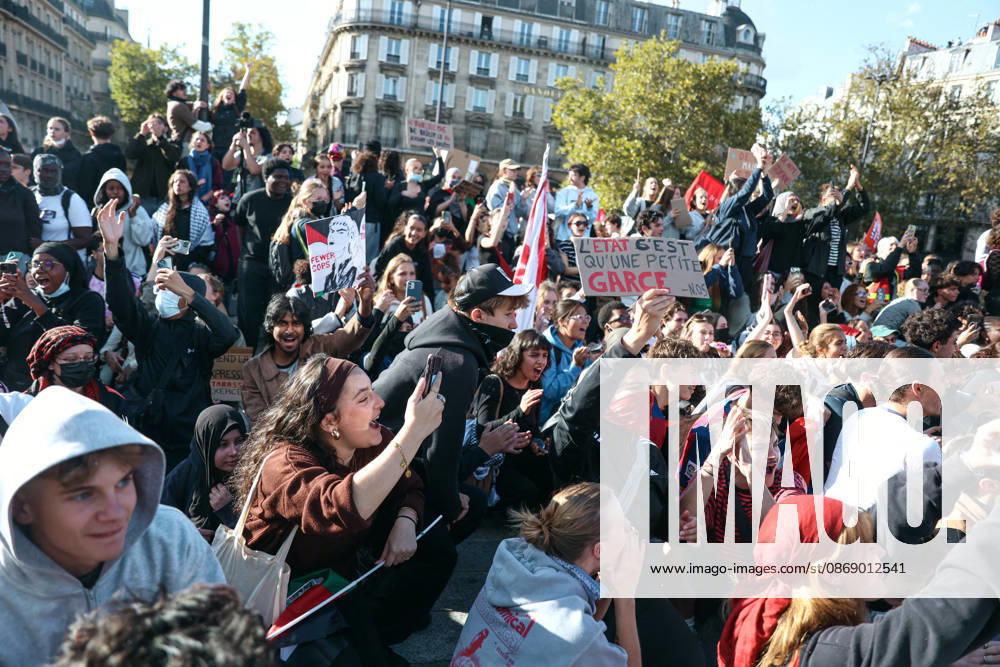 High School And University Student Protest - Paris A crowd of protesters gathers at Place de la Bastille with students holding signs in support of student youth during a nationwide youth demonstration. Nationwide mobilization by high school and university students calling for better teaching and study conditions, increased funding and staffing, an end to overcrowded classrooms and deteriorating infrastructure, and improved access to education, amidst concerns over social inequalities and student financial insecurity in Paris, France, October 8, 2026. Photo by Christophe Michel ABACAPRESS.COM Paris ILE DE FRANCE France
