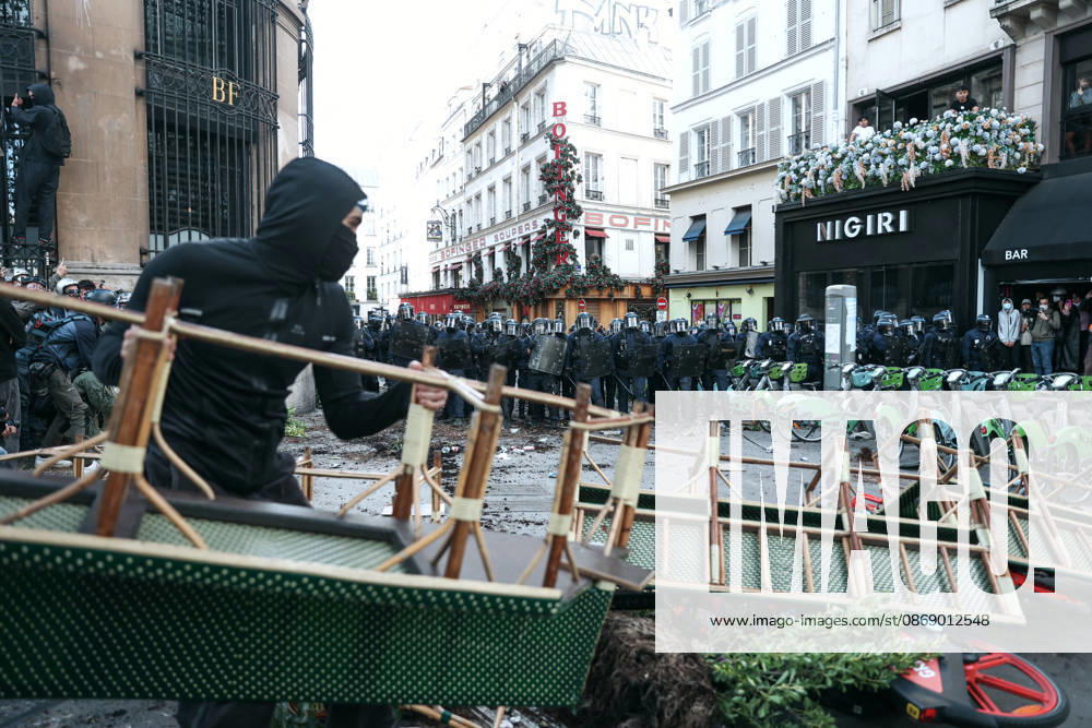 High School And University Student Protest - Paris Protesters are setting up a barricade to block the intervention of the CRS riot police, during a nationwide youth demonstration. Nationwide mobilization by high school and university students calling for better teaching and study conditions, increased funding and staffing, an end to overcrowded classrooms and deteriorating infrastructure, and improved access to education, amidst concerns over social inequalities and student financial insecurity in Paris, France, October 8, 2026. Photo by Christophe Michel ABACAPRESS.COM Paris ILE DE FRANCE France