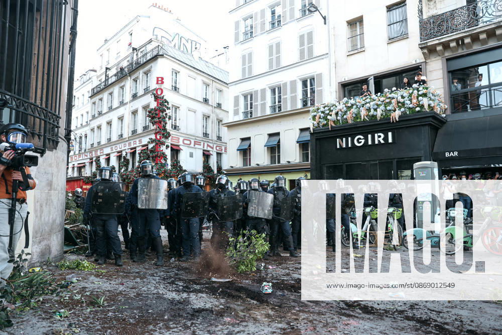 High School And University Student Protest - Paris A CRS riot police squad is preparing to charge to disperse the protesters, during a nationwide youth demonstration. Nationwide mobilization by high school and university students calling for better teaching and study conditions, increased funding and staffing, an end to overcrowded classrooms and deteriorating infrastructure, and improved access to education, amidst concerns over social inequalities and student financial insecurity in Paris, France, October 8, 2026. Photo by Christophe Michel ABACAPRESS.COM Paris ILE DE FRANCE France