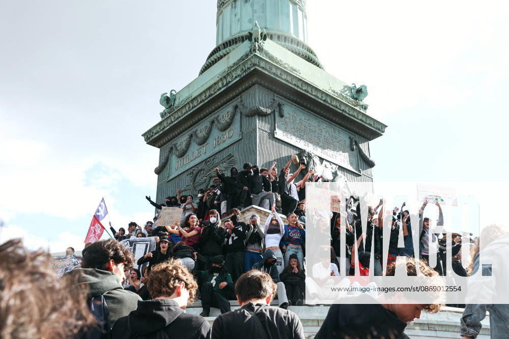 High School And University Student Protest - Paris A group of young protesters with their hands raised in the air in front of the July Column at the Place de la Bastille during the demonstration. Nationwide mobilization by high school and university students calling for better teaching and study conditions, increased funding and staffing, an end to overcrowded classrooms and deteriorating infrastructure, and improved access to education, amidst concerns over social inequalities and student financial insecurity in Paris, France, October 8, 2026. Photo by Christophe Michel ABACAPRESS.COM Paris ILE DE FRANCE France