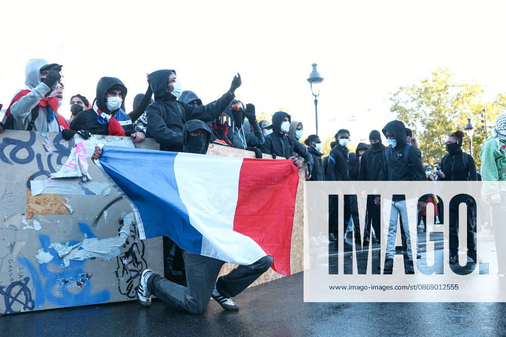 High School And University Student Protest - Paris Protesters are taking cover behind a barricade with one holding a french flag, during a nationwide youth demonstration. Nationwide mobilization by high school and university students calling for better teaching and study conditions, increased funding and staffing, an end to overcrowded classrooms and deteriorating infrastructure, and improved access to education, amidst concerns over social inequalities and student financial insecurity in Paris, France, October 8, 2026. Photo by Christophe Michel ABACAPRESS.COM Paris ILE DE FRANCE France