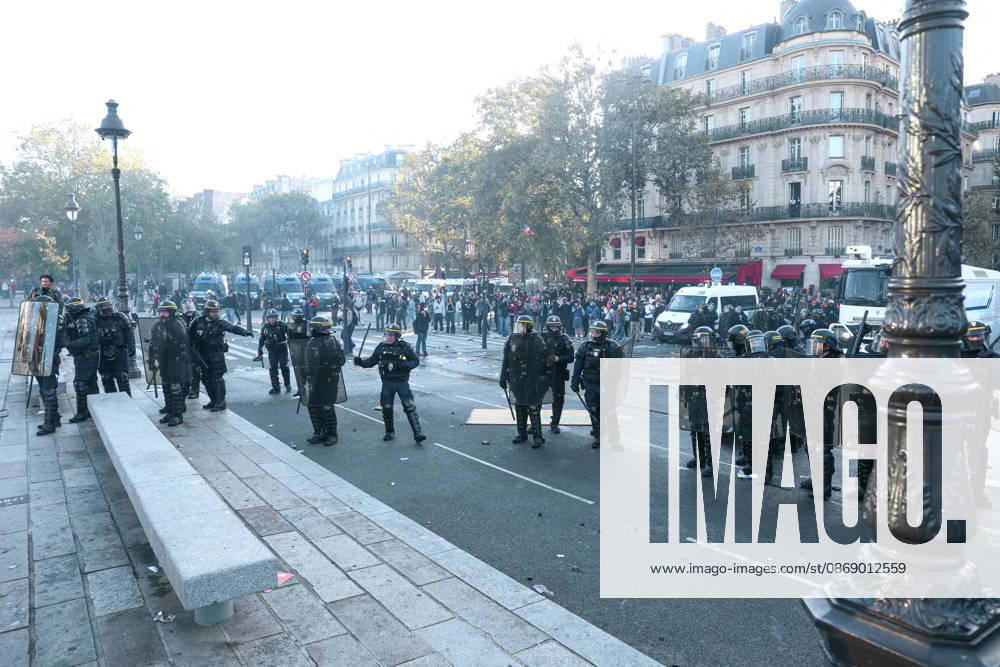High School And University Student Protest - Paris A CRS riot police squad is preparing to charge to disperse the protesters, during a nationwide youth demonstration. Nationwide mobilization by high school and university students calling for better teaching and study conditions, increased funding and staffing, an end to overcrowded classrooms and deteriorating infrastructure, and improved access to education, amidst concerns over social inequalities and student financial insecurity in Paris, France, October 8, 2026. Photo by Christophe Michel ABACAPRESS.COM Paris ILE DE FRANCE France