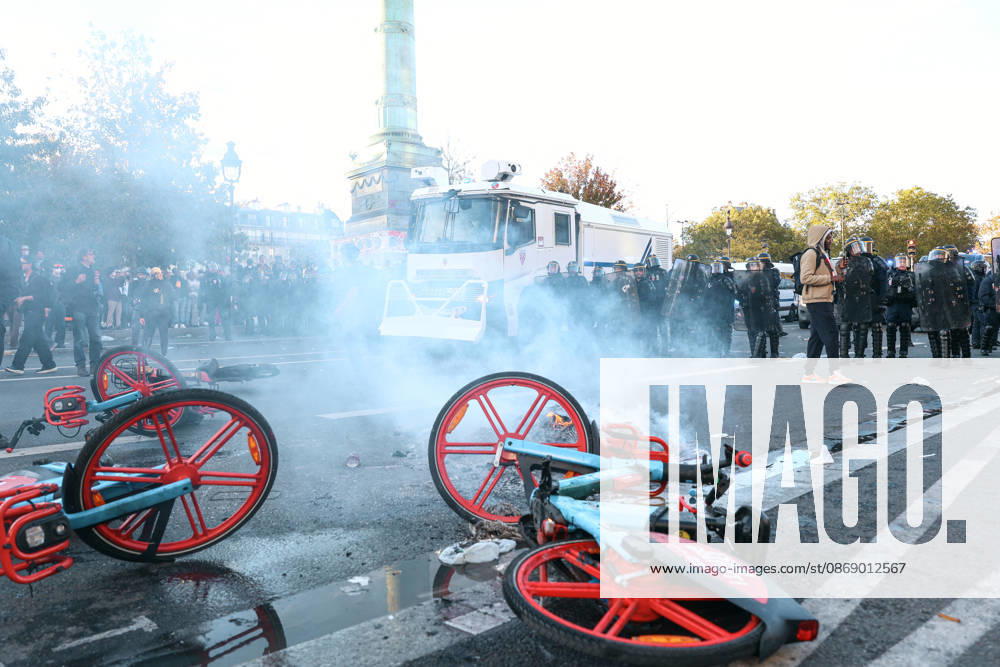 High School And University Student Protest - Paris Electric bikes placed as a barricade to block the riot police, during a nationwide youth demonstration. Nationwide mobilization by high school and university students calling for better teaching and study conditions, increased funding and staffing, an end to overcrowded classrooms and deteriorating infrastructure, and improved access to education, amidst concerns over social inequalities and student financial insecurity in Paris, France, October 8, 2026. Photo by Christophe Michel ABACAPRESS.COM Paris ILE DE FRANCE France