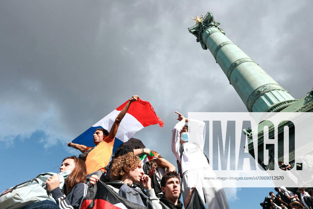 High School And University Student Protest - Paris A group of young protesters with a french flag in front of the July Column in the Place de la Bastille, during a nationwide youth demonstration. Nationwide mobilization by high school and university students calling for better teaching and study conditions, increased funding and staffing, an end to overcrowded classrooms and deteriorating infrastructure, and improved access to education, amidst concerns over social inequalities and student financial insecurity in Paris, France, October 8, 2026. Photo by Christophe Michel ABACAPRESS.COM Paris ILE DE FRANCE France