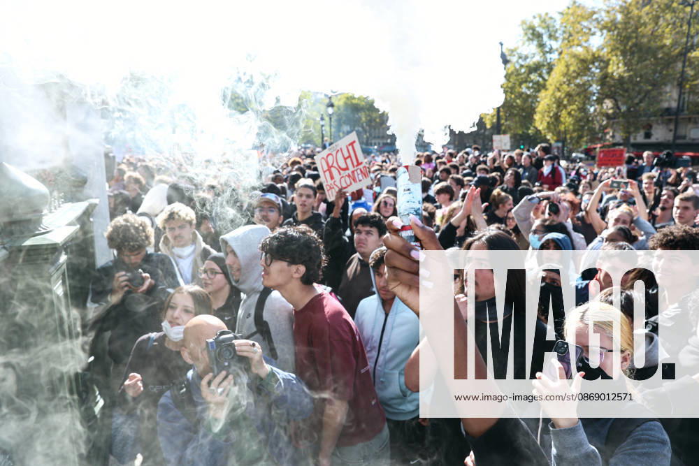 High School And University Student Protest - Paris A high school student protester holds a smoke flare in front of a crowd of protesters during the demonstration. Nationwide mobilization by high school and university students calling for better teaching and study conditions, increased funding and staffing, an end to overcrowded classrooms and deteriorating infrastructure, and improved access to education, amidst concerns over social inequalities and student financial insecurity in Paris, France, October 8, 2026. Photo by Christophe Michel ABACAPRESS.COM Paris ILE DE FRANCE France