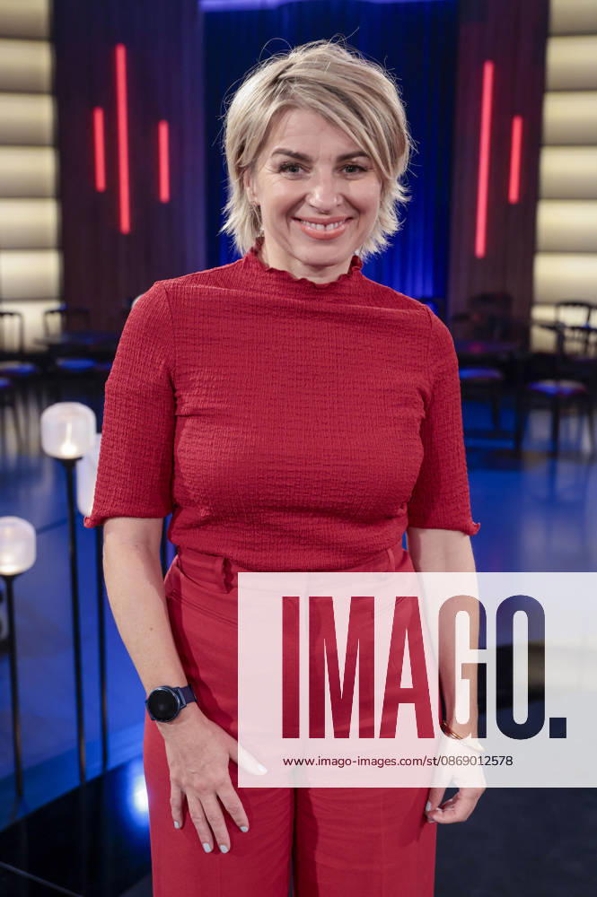 Sabine Heinrich during the taping of the WDR talk show Kölner Treff at WDR Studio BS 3 in Cologne, October 8, 2026 Foto:xR.xSchmiegeltx xFuturexImagex koelner_treff0810_6005