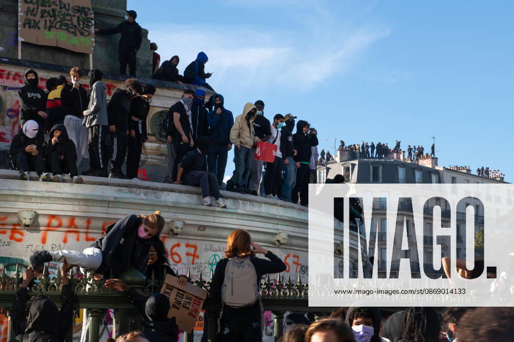 High School And University Student Protest - Paris Demonstrators gather on the base of the July Column during a high school students protest at Place de la Bastille in Paris, France on October 8, 2026, while high school students stand on a building s rooftop in the background. Photo by Fabrice Sapte ABACAPRESS.COM Paris France