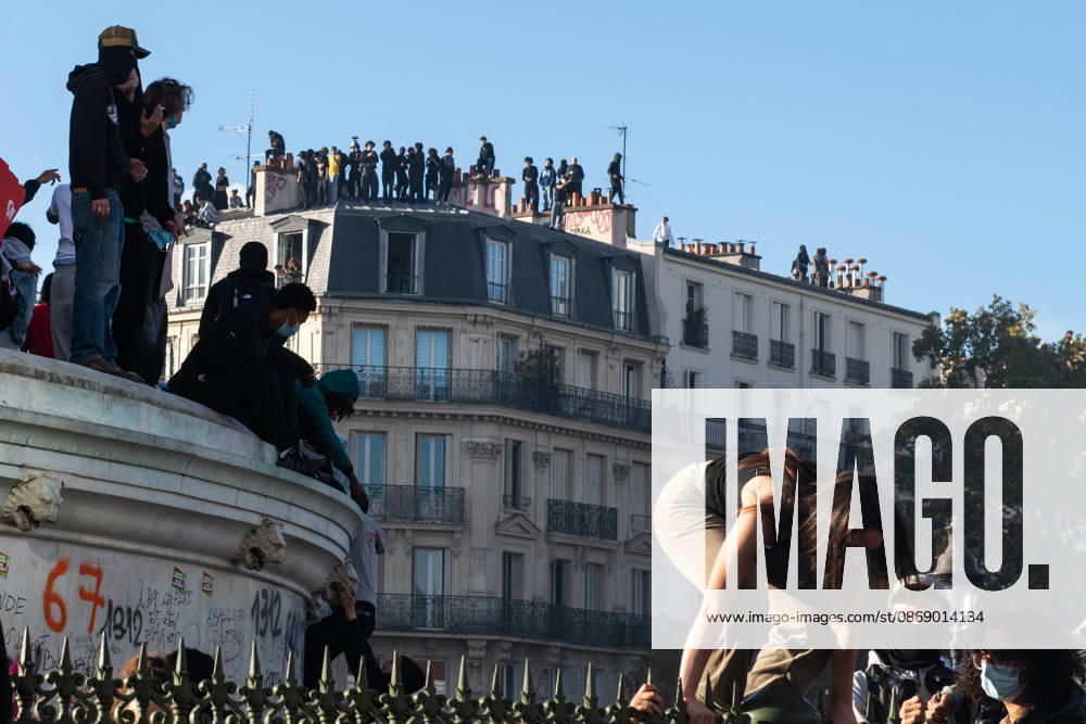 High School And University Student Protest - Paris Demonstrators gather on the base of the July Column during a high school students protest at Place de la Bastille in Paris, France on October 8, 2026, while high school students stand on a building s rooftop in the background. Photo by Fabrice Sapte ABACAPRESS.COM Paris France