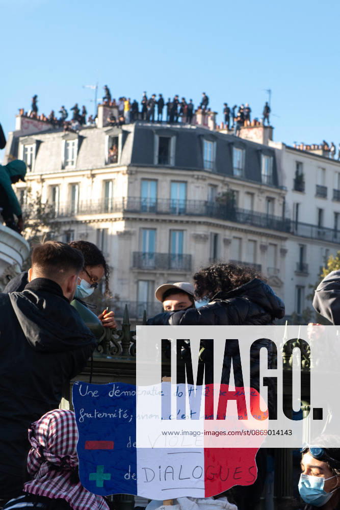 High School And University Student Protest - Paris Demonstrators gather on the base of the July Column during a high school students protest at Place de la Bastille in Paris, France on October 8, 2026, while high school students stand on a building s rooftop in the background. Photo by Fabrice Sapte ABACAPRESS.COM Paris France