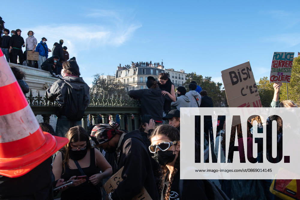 High School And University Student Protest - Paris Demonstrators gather on the base of the July Column during a high school students protest at Place de la Bastille in Paris, France on October 8, 2026, while high school students stand on a building s rooftop in the background. Photo by Fabrice Sapte ABACAPRESS.COM Paris France