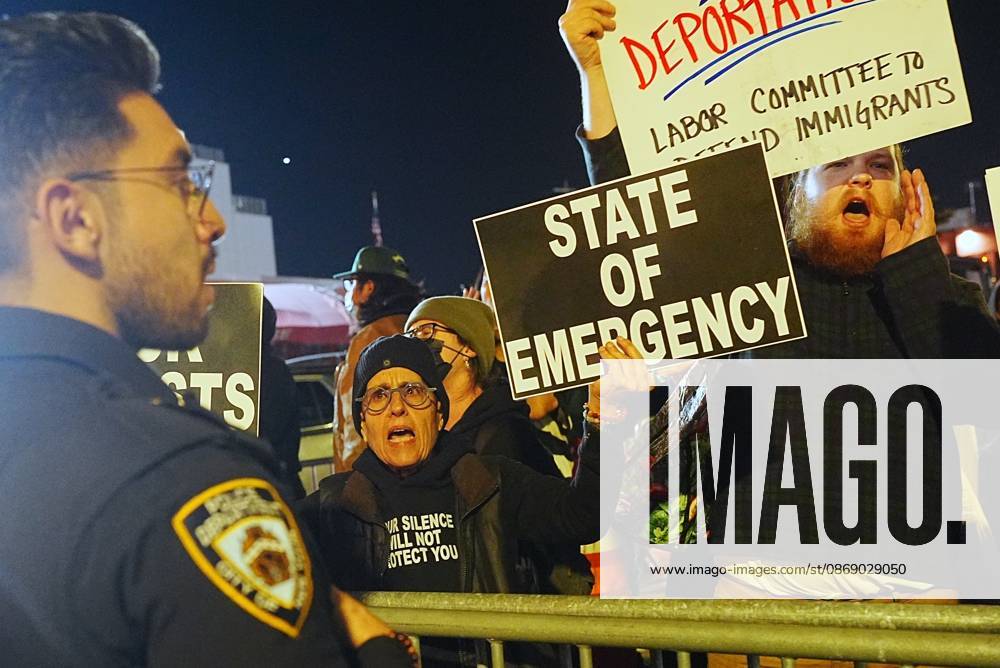 Protesters rally after ICE shooting of New York man in car with child inside NEW YORK, UNITED STATES - OCTOBER 08: Protesters rally after an Immigration and Customs Enforcement (ICE) agent shot a man as he sat in a car with a child inside on October 8, 2026, in New York City, U.S. Selcuk Acar Anadolu New York United States. Editorial use only. Please get in touch for any other usage.