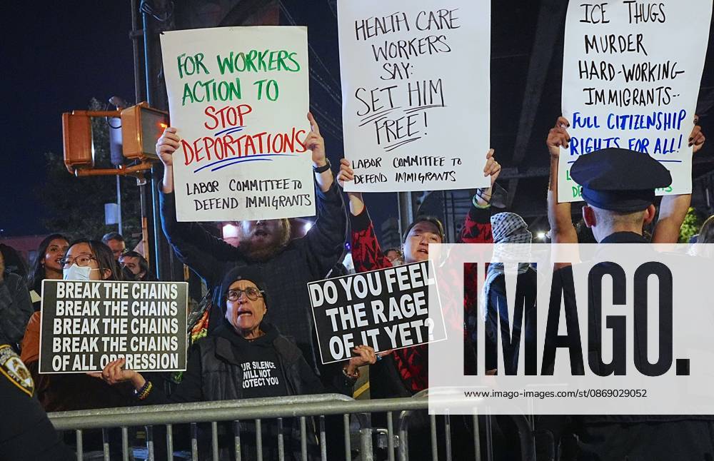 Protesters rally after ICE shooting of New York man in car with child inside NEW YORK, UNITED STATES - OCTOBER 08: Protesters rally after an Immigration and Customs Enforcement (ICE) agent shot a man as he sat in a car with a child inside on October 8, 2026, in New York City, U.S. Selcuk Acar Anadolu New York United States. Editorial use only. Please get in touch for any other usage.