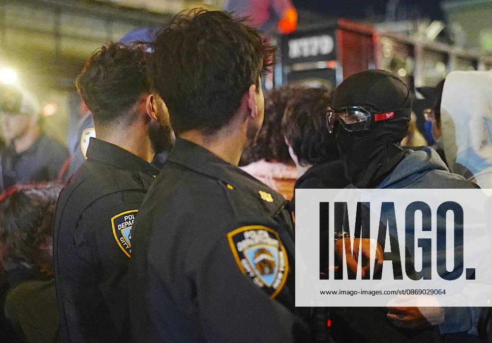 Protesters rally after ICE shooting of New York man in car with child inside NEW YORK, UNITED STATES - OCTOBER 08: Protesters rally after an Immigration and Customs Enforcement (ICE) agent shot a man as he sat in a car with a child inside on October 8, 2026, in New York City, U.S. Selcuk Acar Anadolu New York United States. Editorial use only. Please get in touch for any other usage.