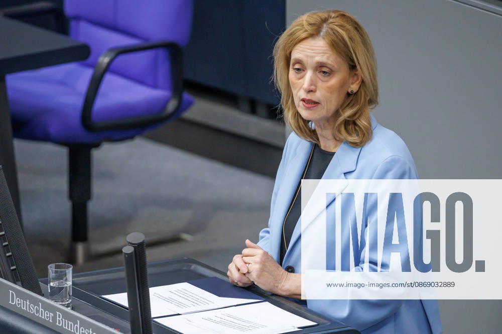 Bundestag: Karin Prien (CDU), Federal Minister for Family Affairs, at the German Bundestag on October 9, 2026, in Berlin, Berlin, Berlin, Germany, Bundestag