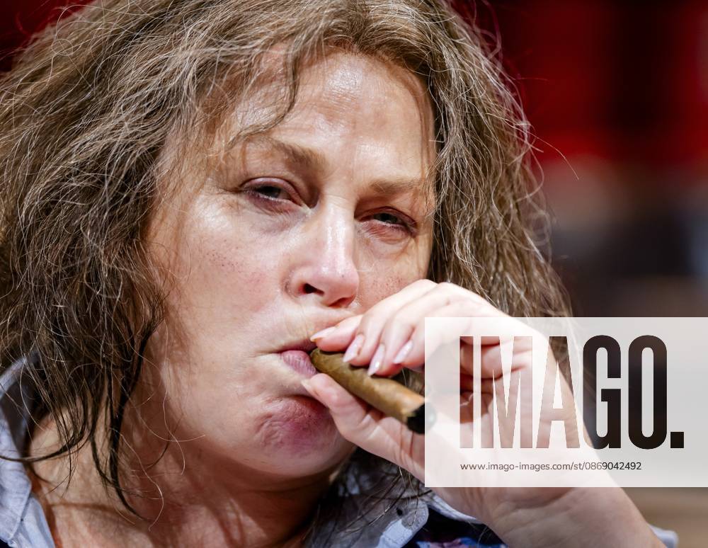 BARNEVELD - Rian Gerritsen as Ma Flodder during the presentation of the main cast of the musical Flodder at the Midden Nederland Hallen. The musical is produced by the Belgian production company Studio 100 and director Dick Maas, the creator of the original series and film. SEM VAN DER WAL ANP netherlands out - belgium out