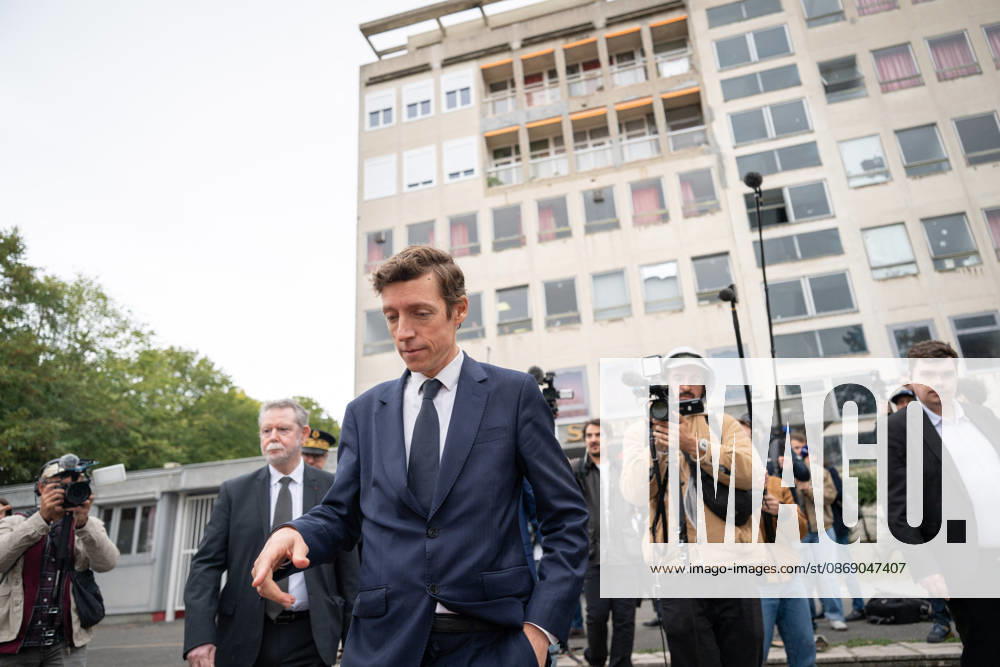 Edouard Geffray Visit an High School Lycee - Cachan French Education Minister Edouard Geffray leaves after a visit to the high school Lycee Polyvalent de Cachan, in Cachan, on the outskirts of Paris, France on October 9, 2026, on the sidelines of a nationwide protest movement of students over learning conditions. Photo by Alexis Jumeau ABACAPRESS.COM Cachan France