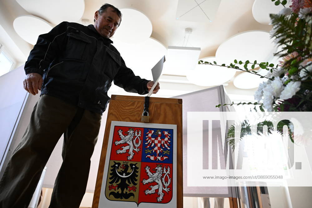 The two-day elections to municipal assemblies started in the Czech Republic together with the first round of the elections to one-third of the Senate, on October 9, 2026. On the photo polling place for municipal elections in Pruhonice. (CTKxPhoto KaterinaxSulova) CTKPhotoP2026100904860 CTKPhotoP2026100904860