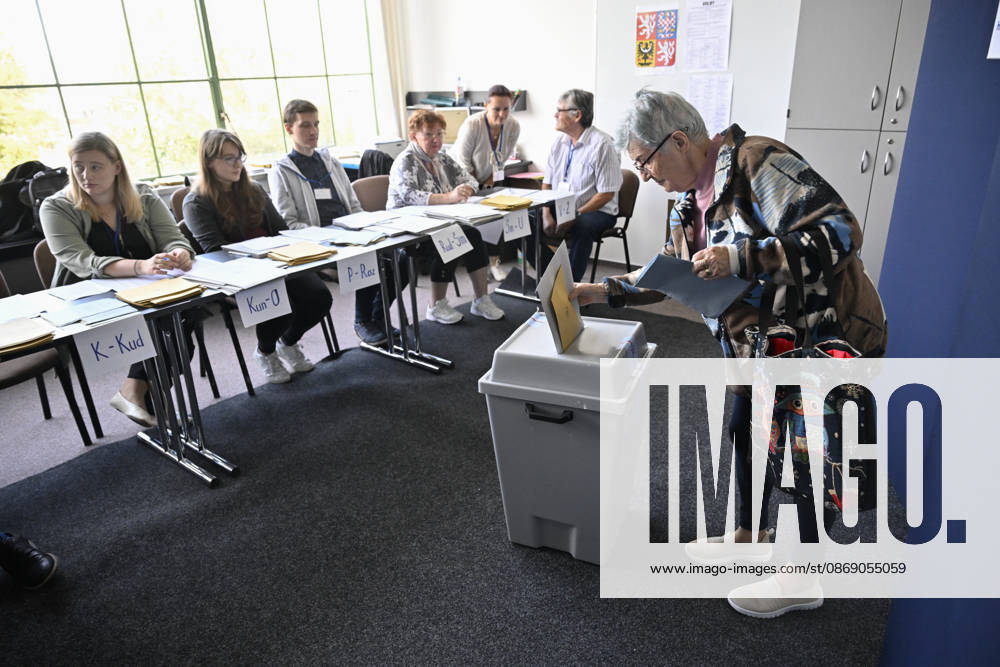 The two-day elections to municipal assemblies started in the Czech Republic together with the first round of the elections to one-third of the Senate, on October 9, 2026. On the photo polling place in Zlin. (CTKxPhoto DaliborxGluck) CTKPhotoP2026100905781 CTKPhotoP2026100905781
