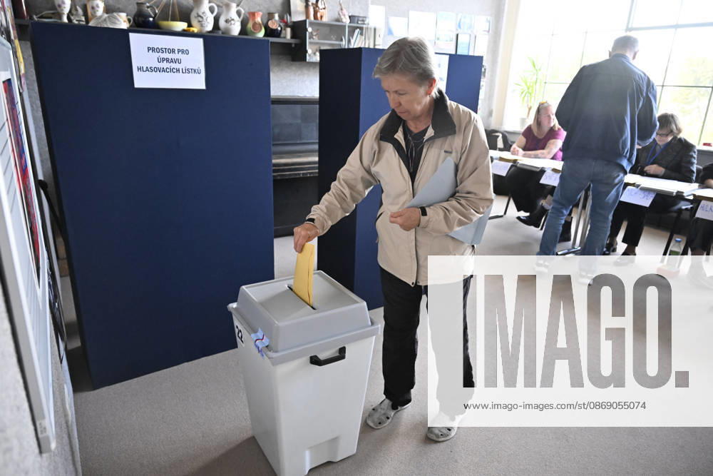 The two-day elections to municipal assemblies started in the Czech Republic together with the first round of the elections to one-third of the Senate, on October 9, 2026. On the photo polling place in Zlin. (CTKxPhoto DaliborxGluck) CTKPhotoP2026100905808 CTKPhotoP2026100905808