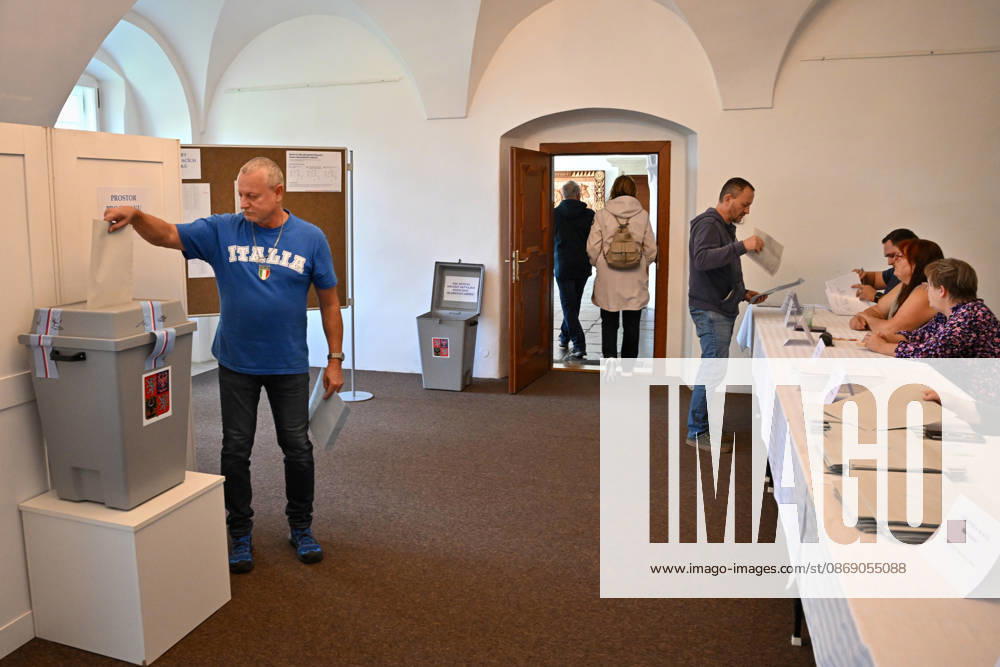 The two-day elections to municipal assemblies started in the Czech Republic together with the first round of the elections to one-third of the Senate, on October 9, 2026. On the photo polling place for municipal elections in Stara Ves nad Ondrejnici. (CTKxPhoto JaroslavxOzana) CTKPhotoP2026100905747 CTKPhotoP2026100905747