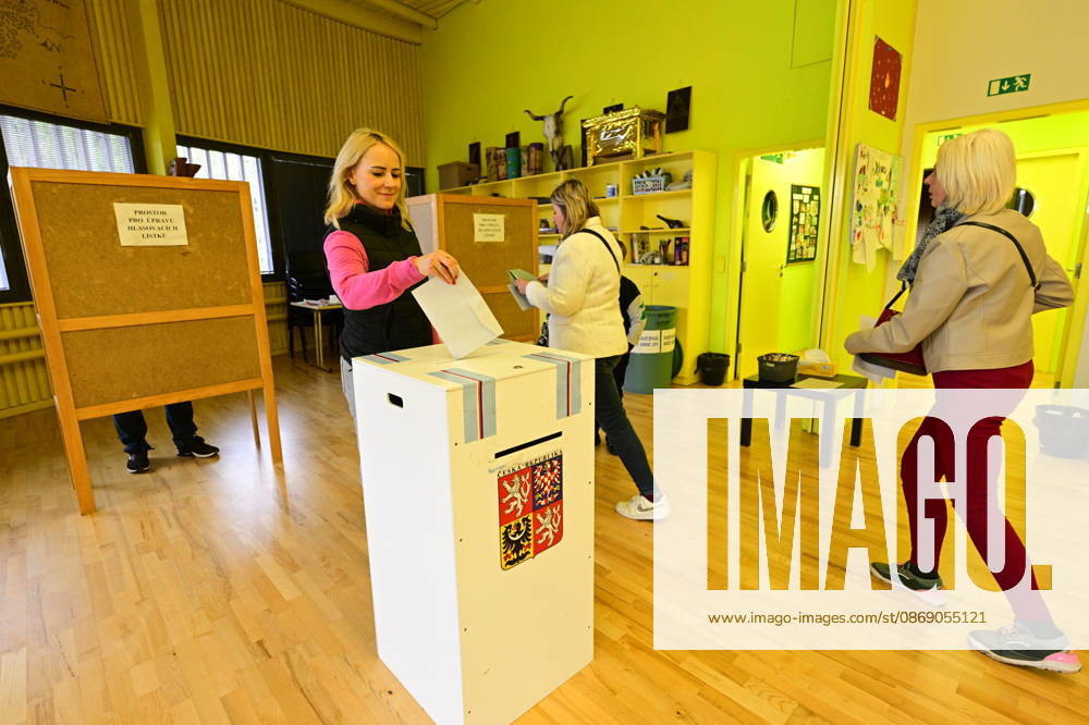 The two-day elections to municipal assemblies started in the Czech Republic together with the first round of the elections to one-third of the Senate, on October 9, 2026. On the photo polling place for municipal elections in Libeznice. (CTKxPhoto VitxSimanek) CTKPhotoP2026100905682 CTKPhotoP2026100905682