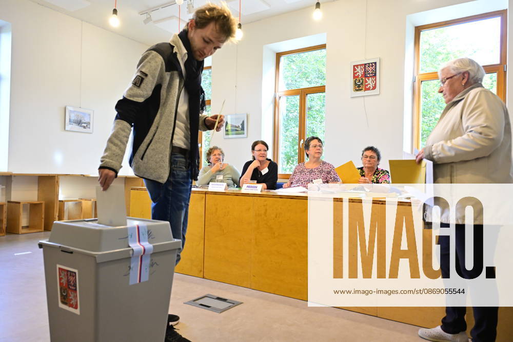 The two-day elections to municipal assemblies started in the Czech Republic together with the first round of the elections to one-third of the Senate, on October 9, 2026. On the photo polling place in Velatice, South Moravian Region. (CTKxPhoto VaclavxSalek) CTKPhotoP2026100905431 CTKPhotoP2026100905431