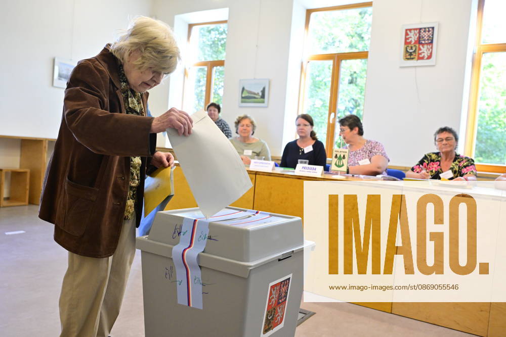 The two-day elections to municipal assemblies started in the Czech Republic together with the first round of the elections to one-third of the Senate, on October 9, 2026. On the photo polling place in Velatice, South Moravian Region. (CTKxPhoto VaclavxSalek) CTKPhotoP2026100905689 CTKPhotoP2026100905689