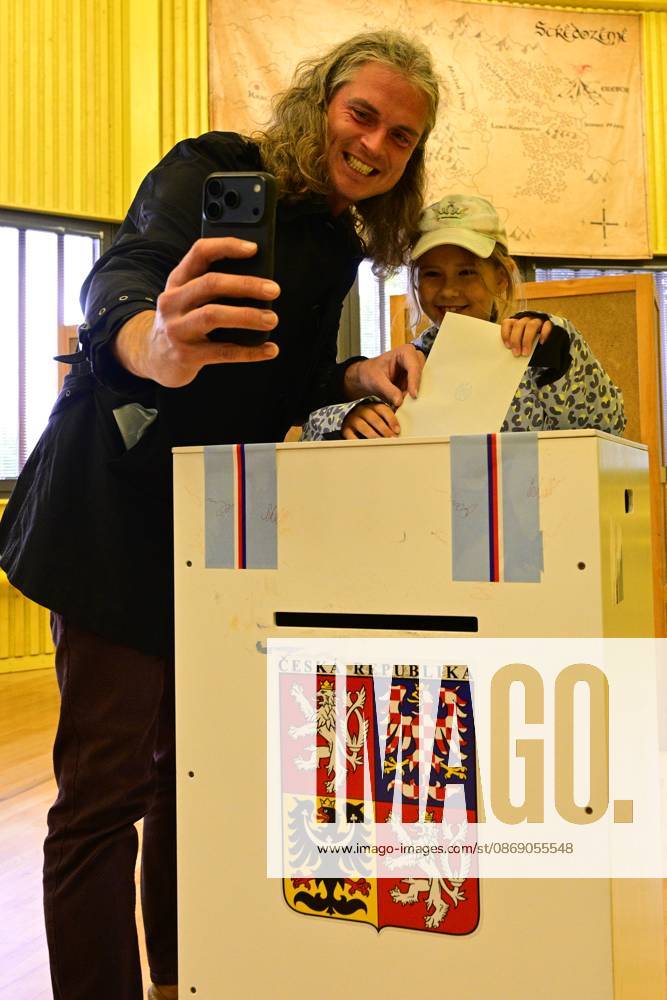 The two-day elections to municipal assemblies started in the Czech Republic together with the first round of the elections to one-third of the Senate, on October 9, 2026. On the photo polling place for municipal elections in Libeznice. (CTKxPhoto VitxSimanek) CTKPhotoP2026100905912 CTKPhotoP2026100905912