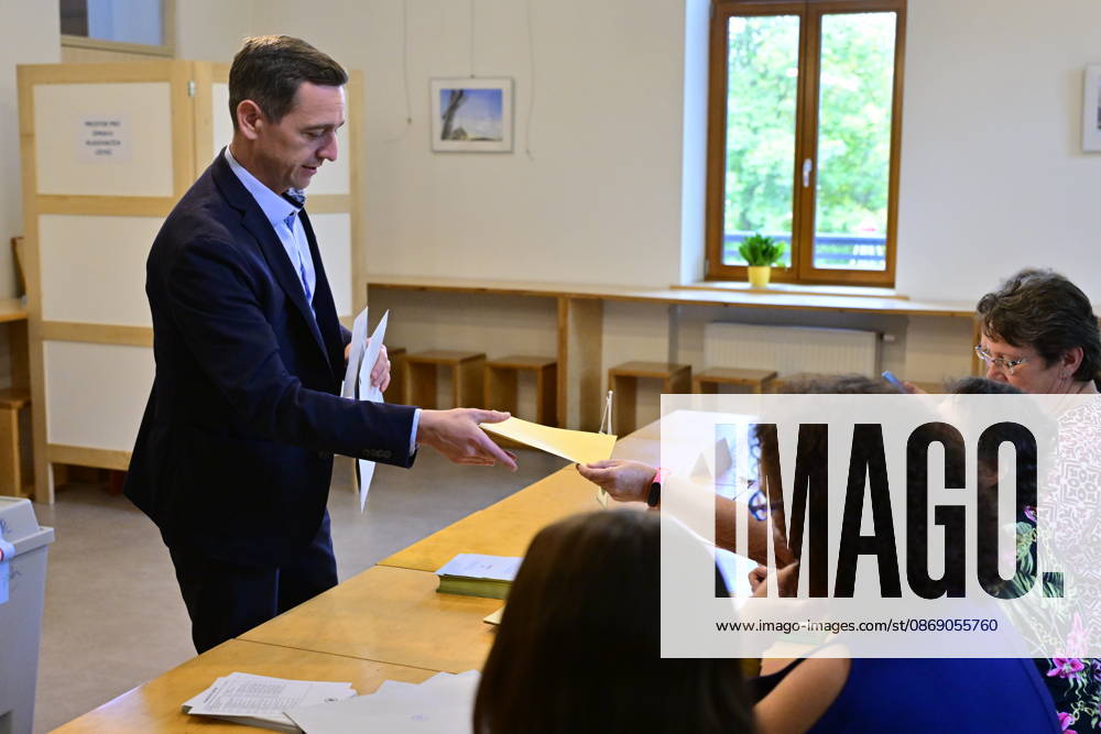 The two-day elections to municipal assemblies started in the Czech Republic together with the first round of the elections to one-third of the Senate, on October 9, 2026. On the photo Jan Grolich, Governor of South Moravia Region and Chairman of the KDU-CSL, cast his vote in polling place in Velatice, South Moravian Region. (CTKxPhoto VaclavxSalek) CTKPhotoP2026100905851 CTKPhotoP2026100905851
