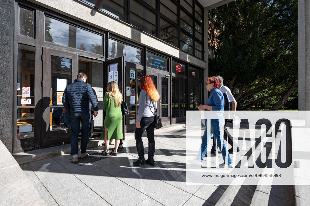 The two-day elections to municipal assemblies started in the Czech Republic together with the first round of the elections to one-third of the Senate, on October 9, 2026. On the photo a polling place in Hradec Kralove. (CTKxPhoto DavidxTanecek) CTKPhotoP2026100904845 CTKPhotoP2026100904845