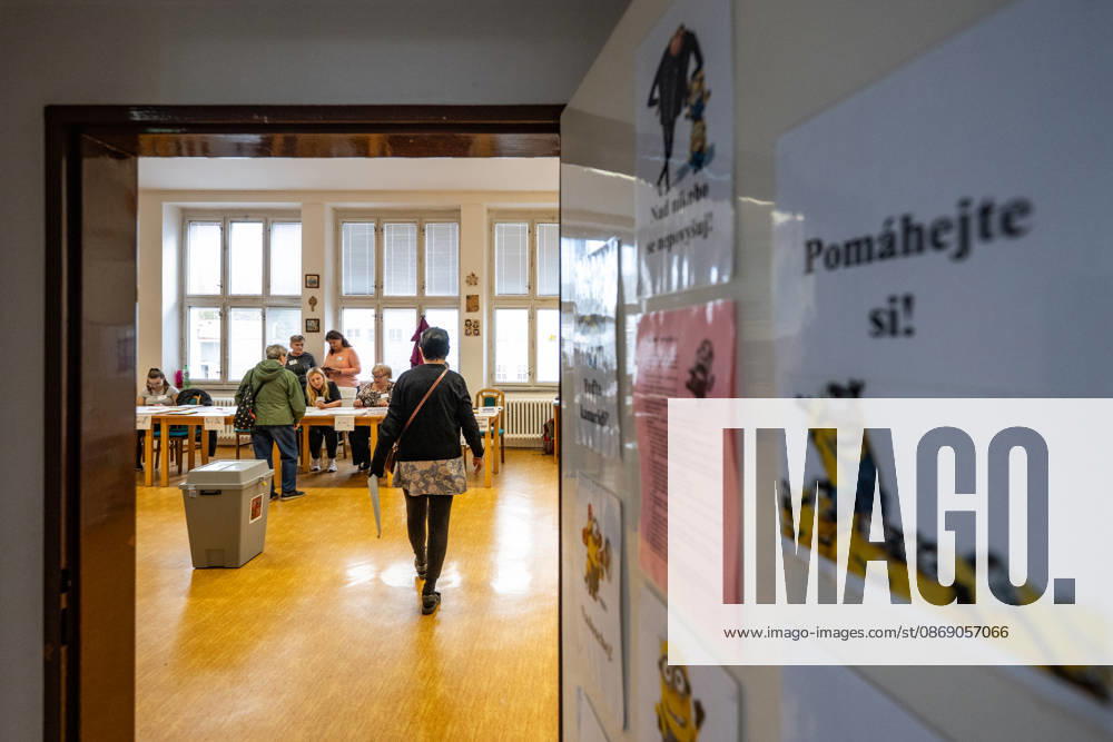 The two-day elections to municipal assemblies started in the Czech Republic together with the first round of the elections to one-third of the Senate, on October 9, 2026. On the photo a polling place in Hradec Kralove. (CTKxPhoto DavidxTanecek) CTKPhotoP2026100905520 CTKPhotoP2026100905520