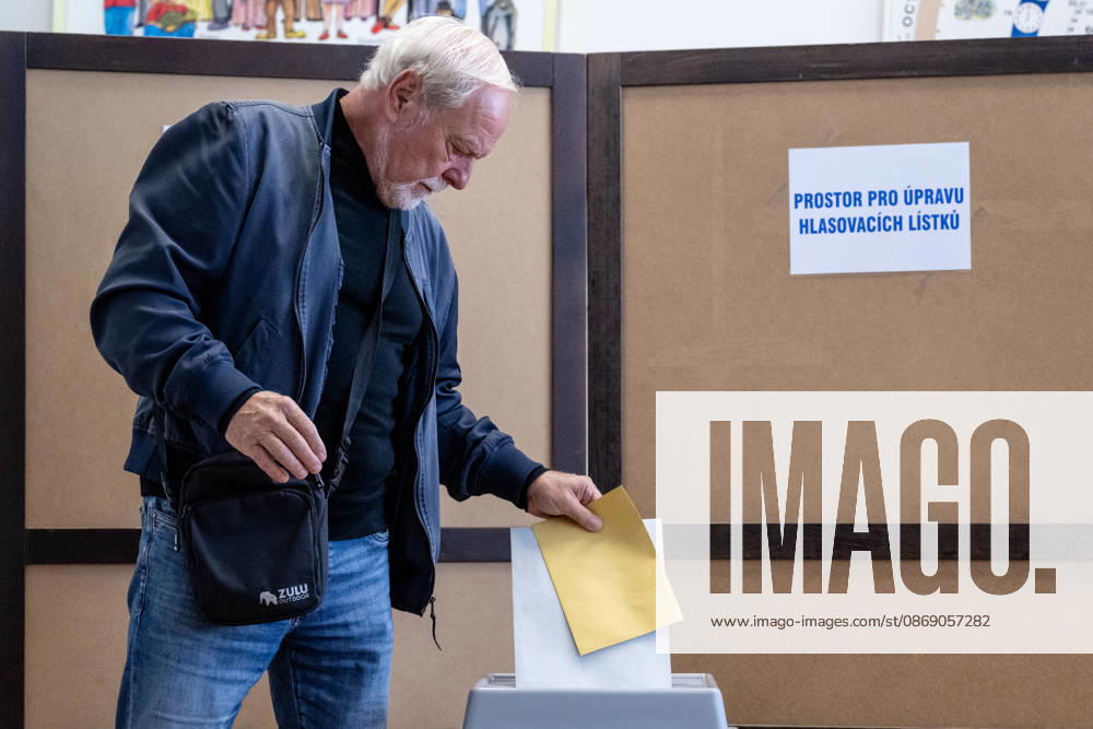 The two-day elections to municipal assemblies started in the Czech Republic together with the first round of the elections to one-third of the Senate, on October 9, 2026. On the photo a polling place in Hradec Kralove. (CTKxPhoto DavidxTanecek) CTKPhotoP2026100905018 CTKPhotoP2026100905018