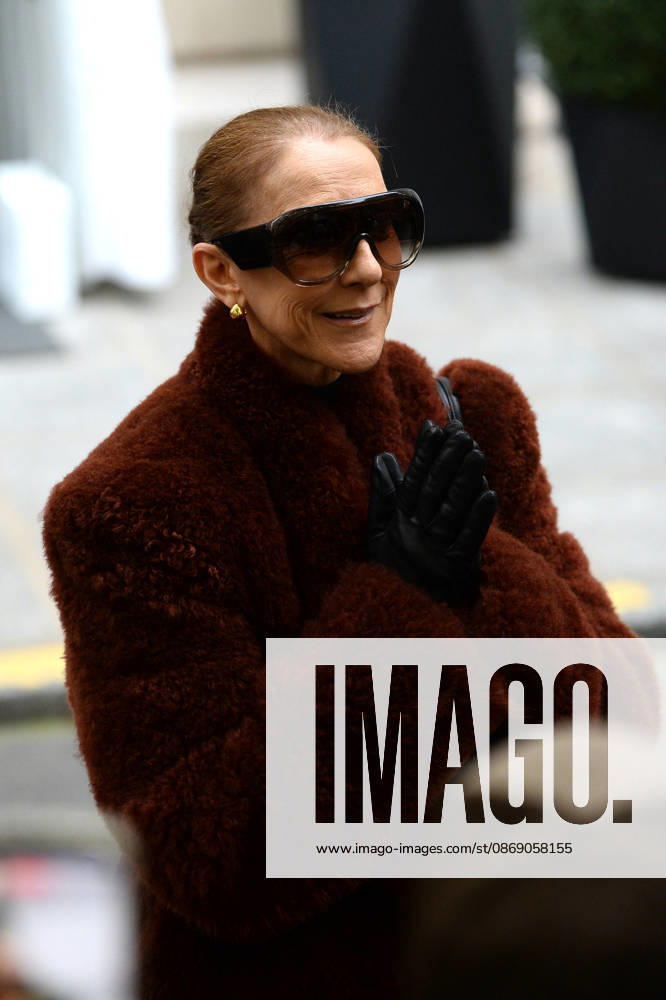 Céline Dion greets her fans as she leaves the Royal Monceau hotel in Paris, before heading to La Plenitude Arena in Paris La Défense to continue her concert series on October 9, 2026. The night before, the Quebec star stumbled on stage and then forgot some of the lyrics to her song, Pour que tu m’aimes encore during the finale of her show. Clément Prioli, Bestimage. Céline Dion greets fans as she leaves the Royal Monceau Hotel in Paris, before heading to the Paris La Défense Arena to continue her concert series on October 9, 2026. The previous evening, the Quebec star stumbled on stage and forgot some of the lyrics to her song Pour que tu m’aimes encore during the show’s finale. Paris, France