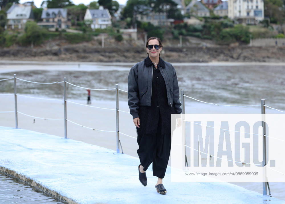 Amira Casar by the seawater pool on L Ecluse Beach during the 37th Dinard British and Irish Film Festival, France, on October 9, 2026. Denis Guignebourg, Bestimage. 37th Dinard British Irish Film Festival on October 9, 2026, in Dinard, France. Dinard, France