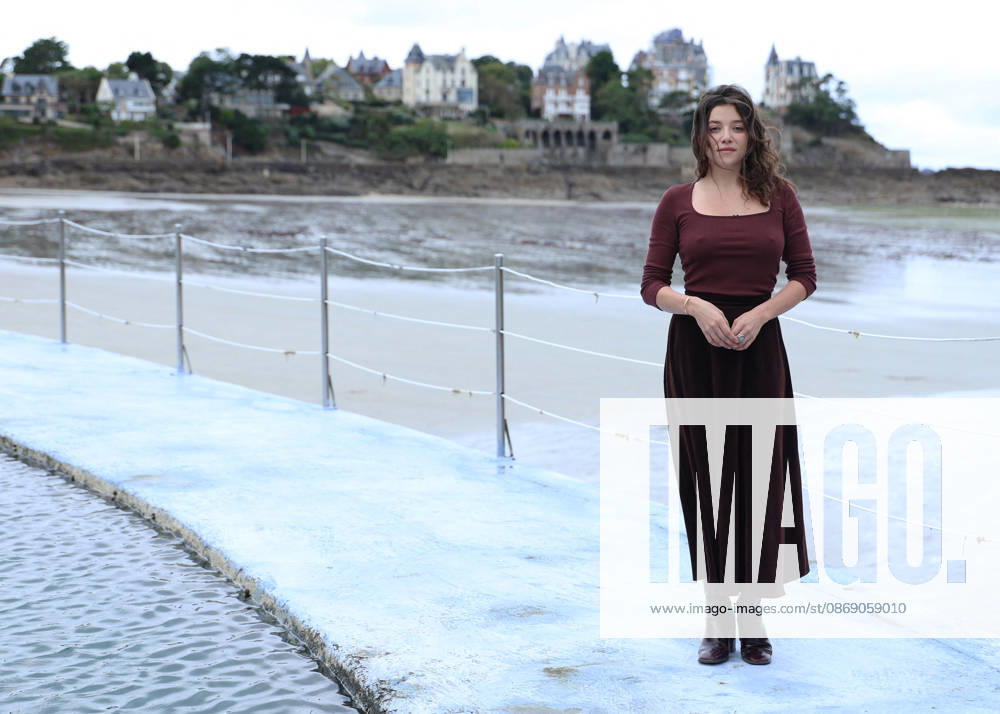 Zoe Adjani by the seawater pool on L Ecluse Beach during the 37th Dinard British and Irish Film Festival, France, on October 9, 2026. Denis Guignebourg, Bestimage. 37th Dinard British Irish Film Festival on October 9, 2026, in Dinard, France. Dinard, France
