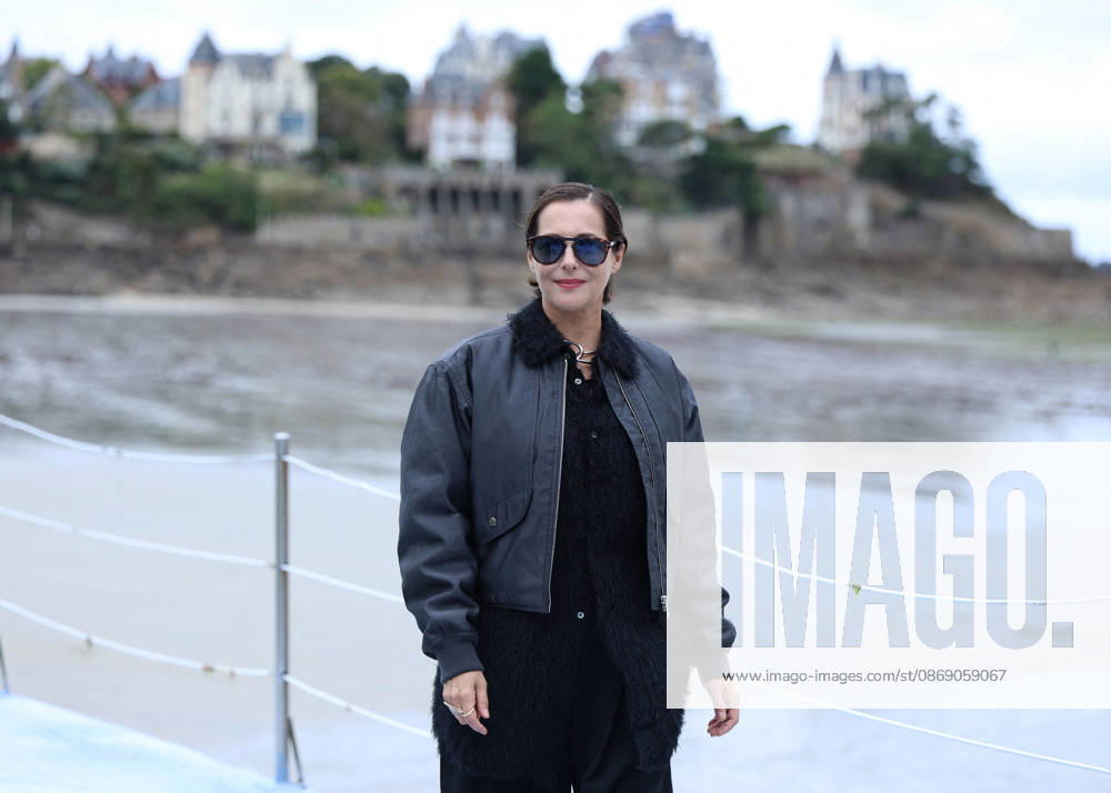 Amira Casar by the seawater pool on L Ecluse Beach during the 37th Dinard British and Irish Film Festival, France, on October 9, 2026. Denis Guignebourg, Bestimage. 37th Dinard British Irish Film Festival on October 9, 2026, in Dinard, France. Dinard, France
