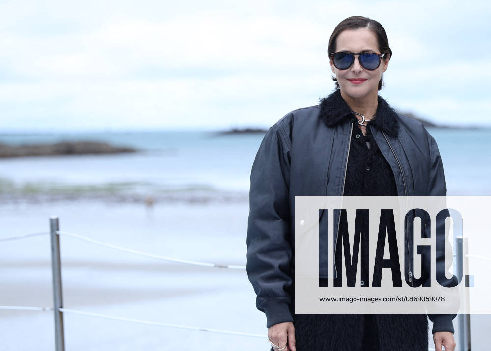 Amira Casar by the seawater pool on L Ecluse Beach during the 37th Dinard British and Irish Film Festival, France, on October 9, 2026. Denis Guignebourg, Bestimage. 37th Dinard British Irish Film Festival on October 9, 2026, in Dinard, France. Dinard, France